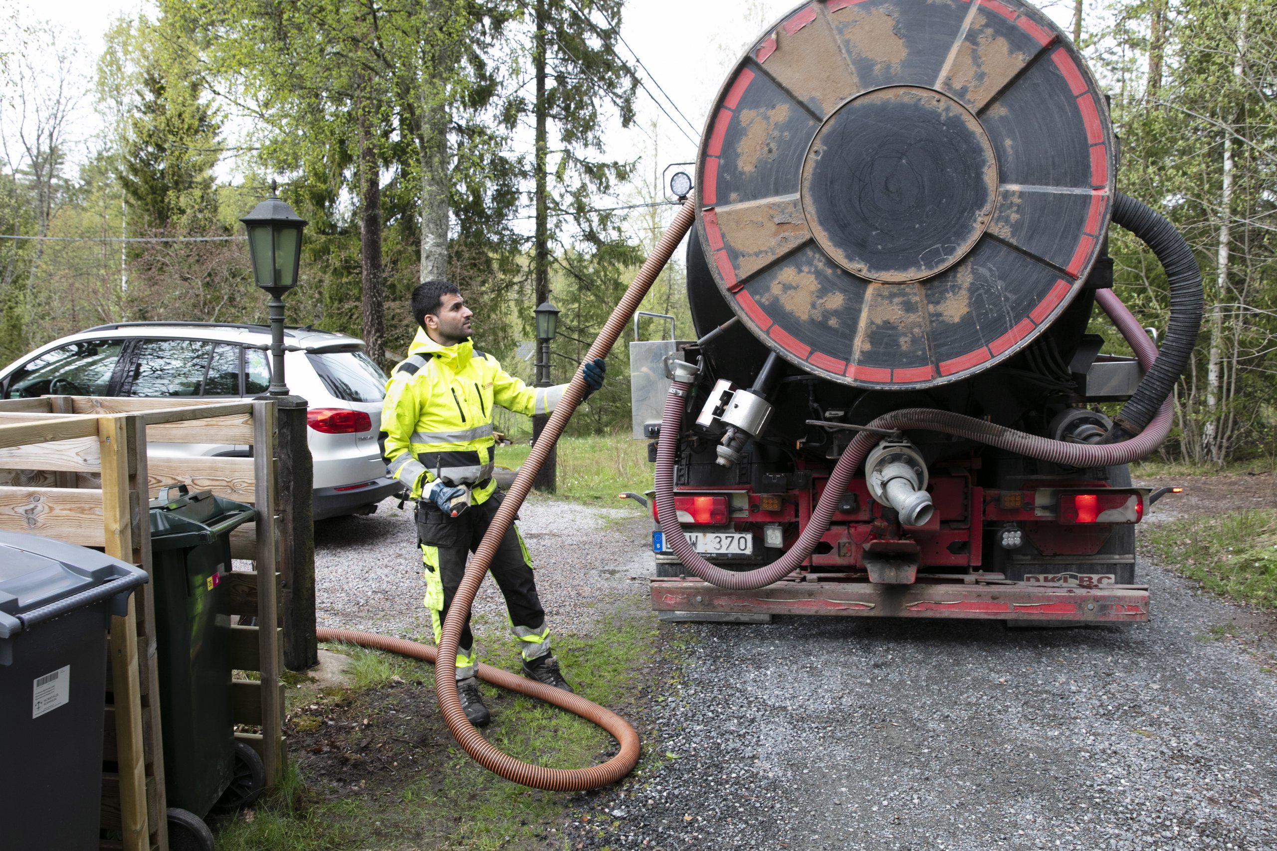 En chaufför som förbereder en slamtömning.